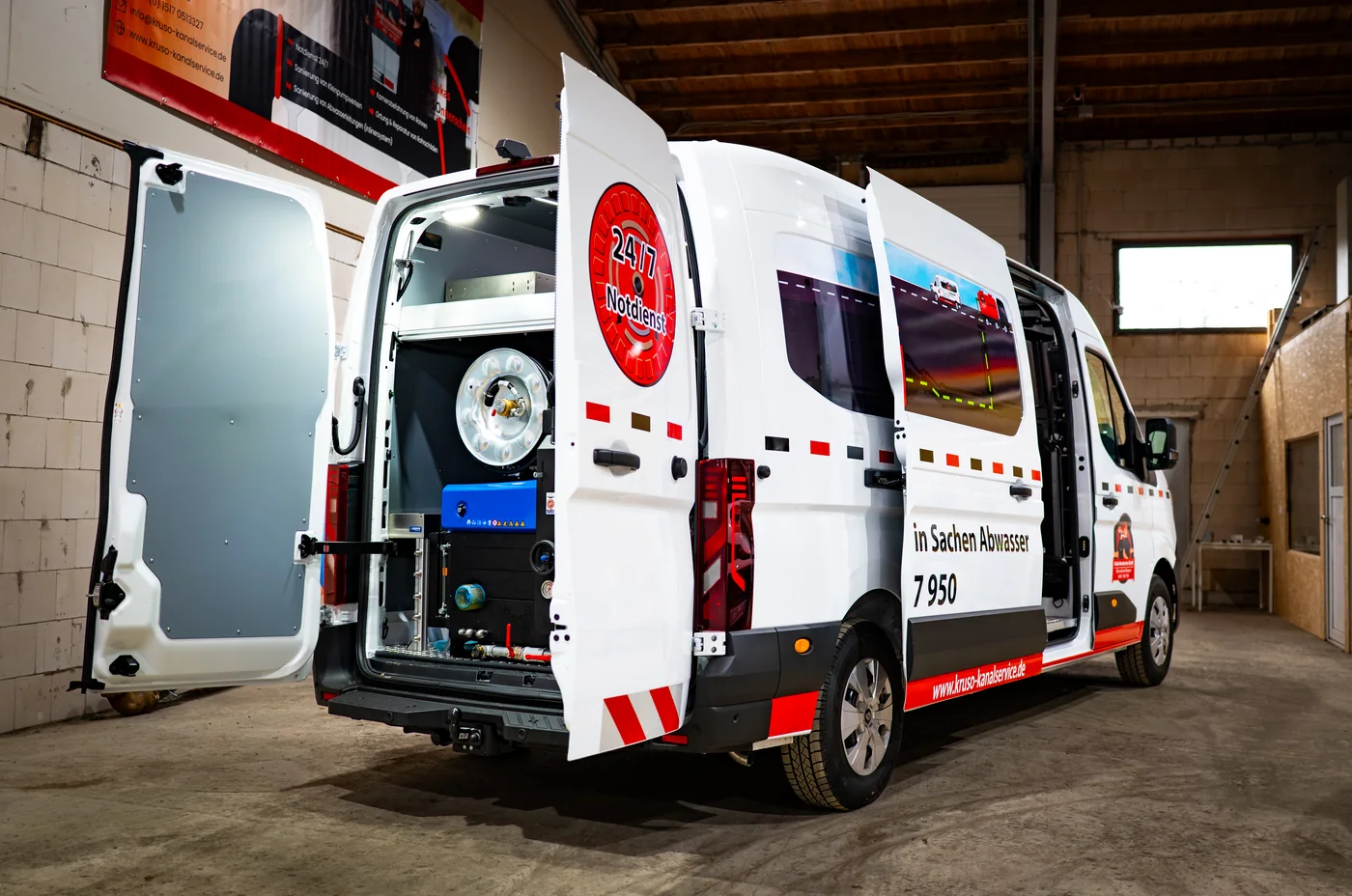 KruSo Notdienstfahrzeug mit geöffneten Hecktüren und Hochdrucktechnik in der Halle